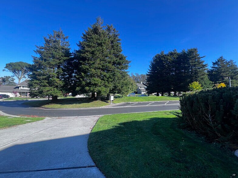 Building Photo - 2221 Pinehurst Way