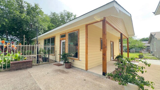 Building Photo - Gorgeous 1/1 Home Available for Immediate Move In!