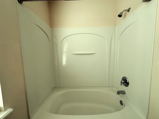Building Photo - Large 3BD/2BA |Quiet Setting | Fenced Yard