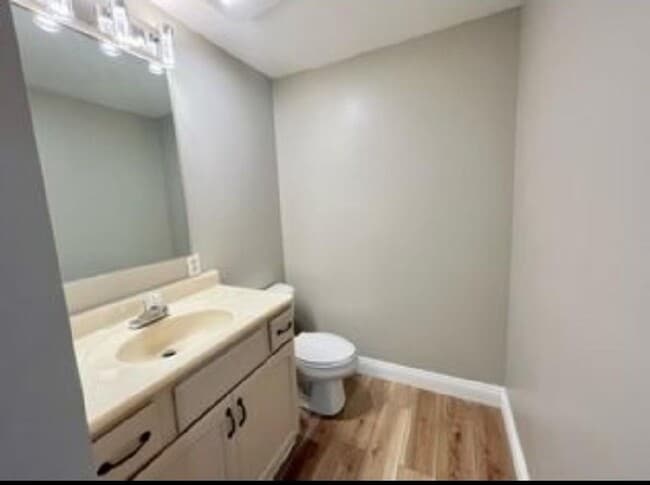 Building Photo - Pet friendly, upgraded and spacious 5 bedr...
