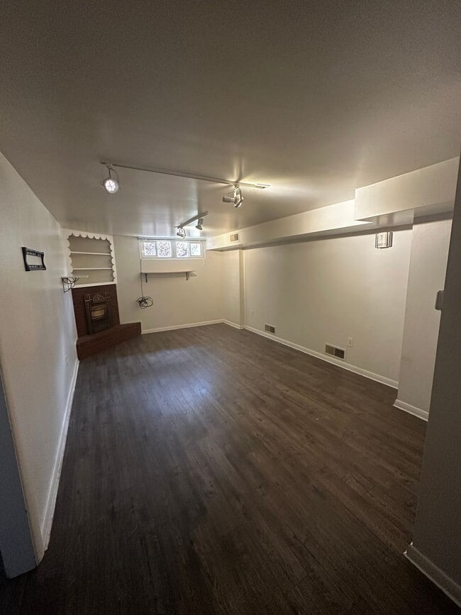 Building Photo - 2 Bedroom Apartment Only Steps from Campus