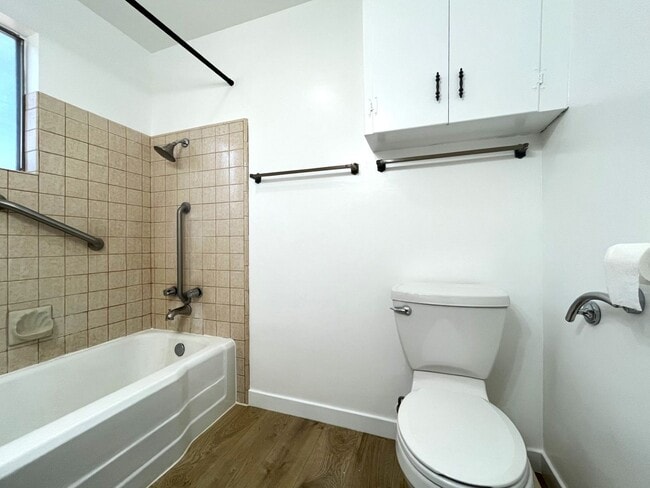 Building Photo - 3 bed, 2 bath located in Riverside!