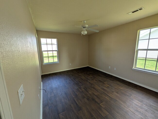 Building Photo - 1420 Azalea Dr