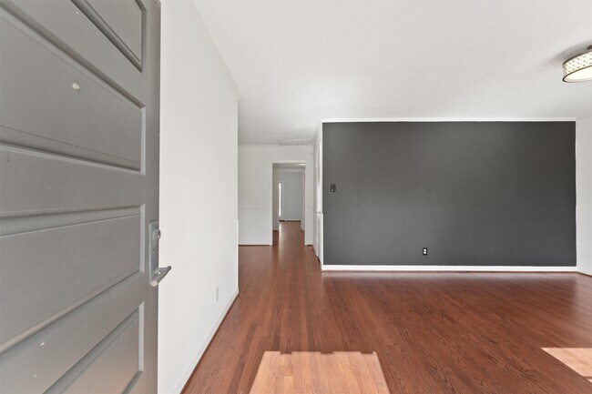 Building Photo - 4414 Gardendale Dr