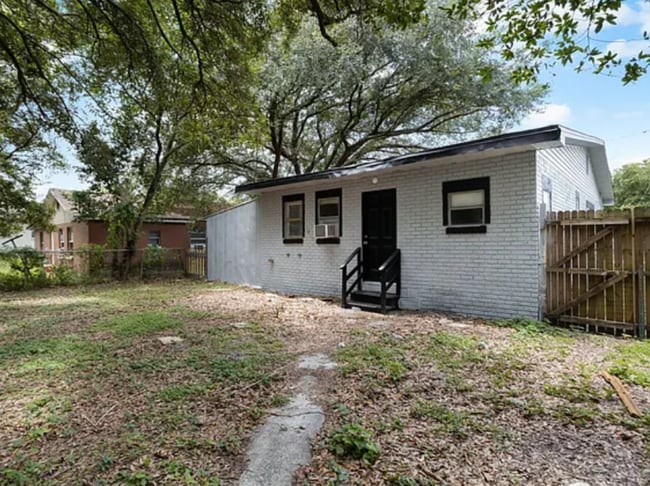 Building Photo - 8213 N Elmer St