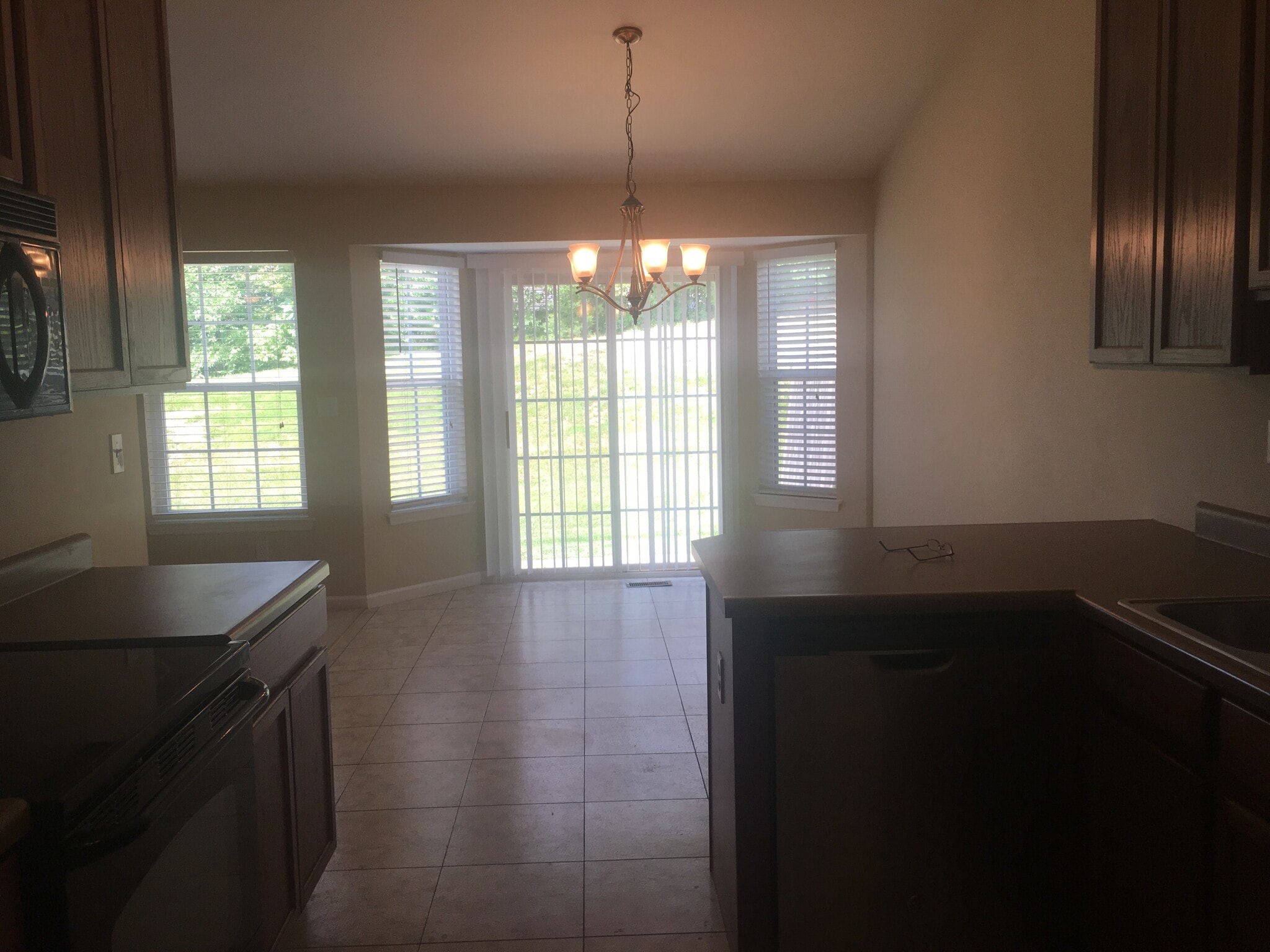 eat-in kitchen - 615 Grayhawk Cir