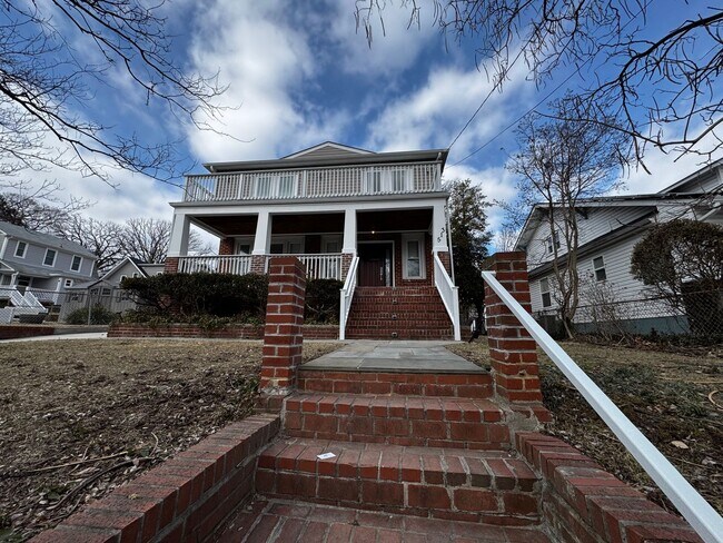 Building Photo - RENOVATED EXPANSIVE 5BD 4BA BRIGHTWOOD HOME