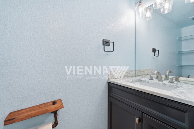 Building Photo - 2212 Thurton Dr