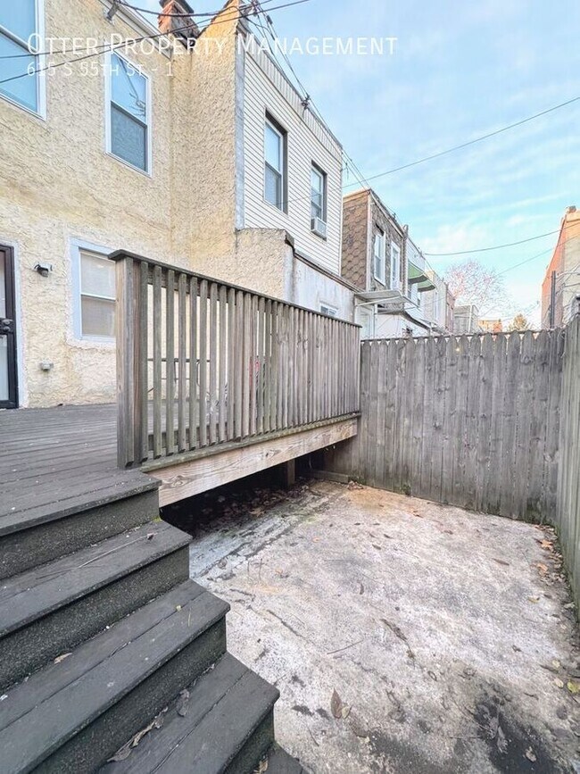 Building Photo - 615 S 55th St