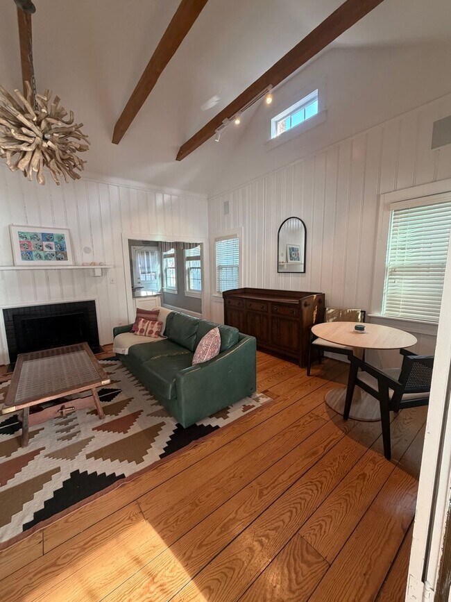 Building Photo - 3BR Beach House on 44th Street