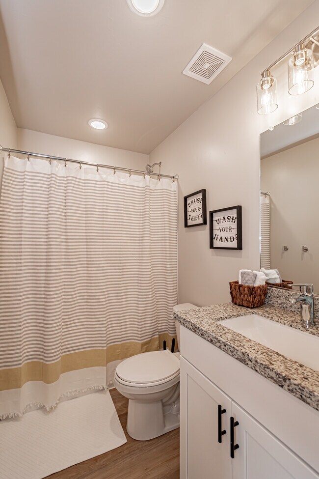 Building Photo - 380 S 3rd W