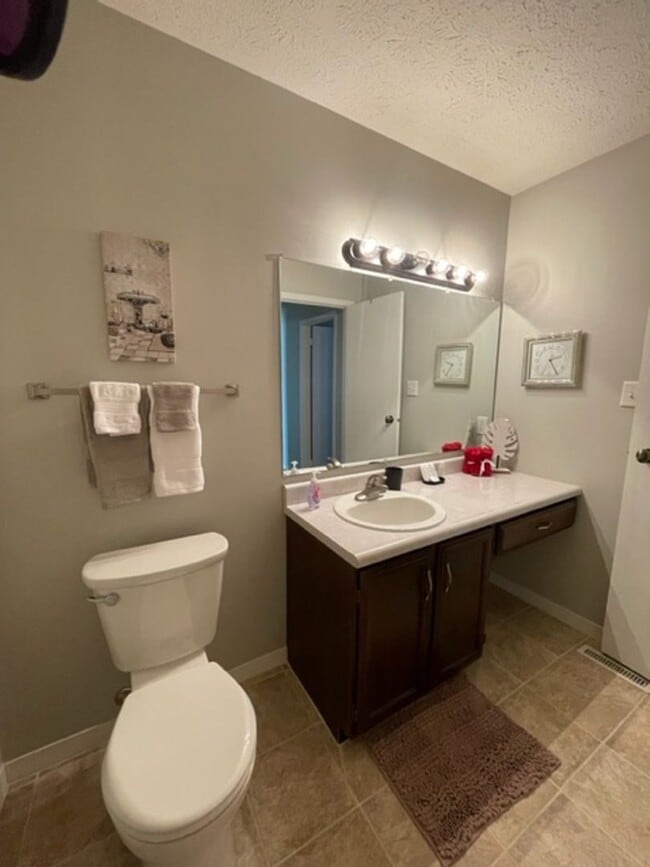 Building Photo - Sherwood Green Condo