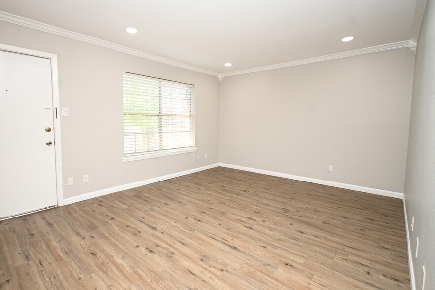 Living Area 1 - 3820 Fairfield Ave