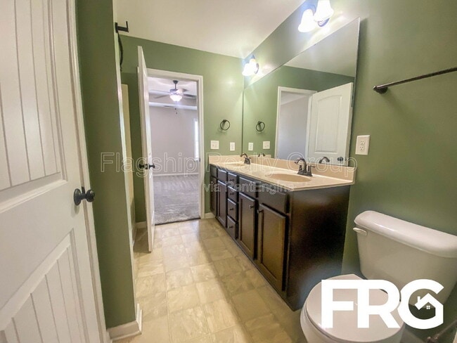 Building Photo - 200 Willow Pond Dr