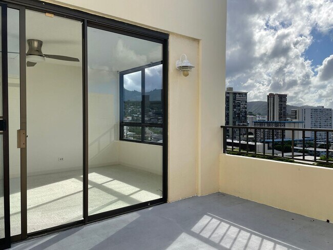 Building Photo - 4 Months of Discounted Rent! Sunny, 8th Flr Unit in Boutique Building with Gorgeous Views from Sp...