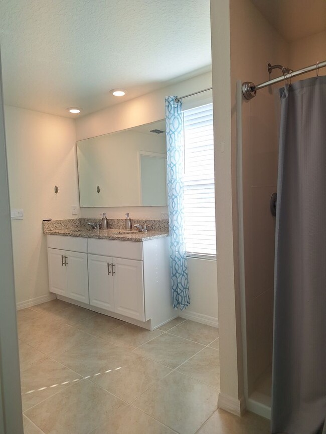 Building Photo - 3BR 2.5BA VENETIAN BAY TOWNHOME