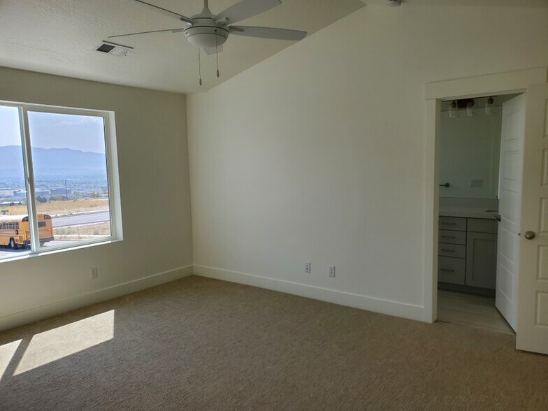 Building Photo - 980 W Vista Ridge Dr