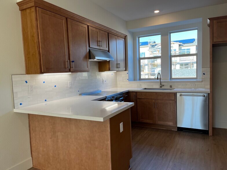 Building Photo - 835 Lilac Ter