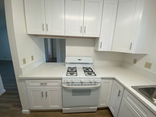 Building Photo - Remodeled 2 Bedroom Apartment - La Tierra Garden Apartements