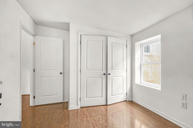 Building Photo - 1631 W Girard Ave