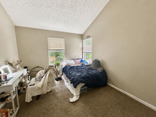 Building Photo - 715 Golfview Dr
