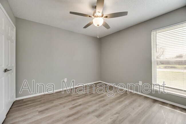 Building Photo - 1609 Whiteoak Dr