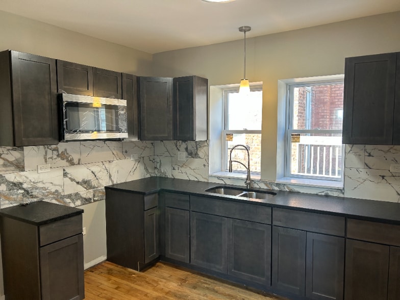 Building Photo - 1526 E 73rd St