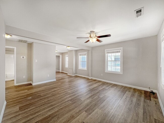 Building Photo - Charming 3 Bed, 2 Bath Home Minutes From B...
