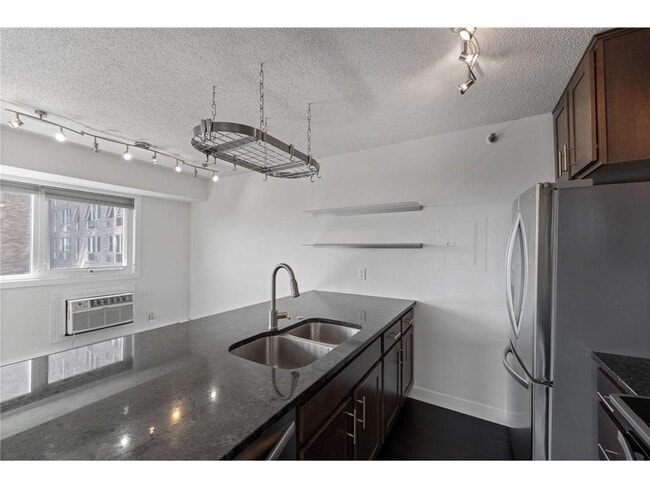 Building Photo - 433 S 7th St