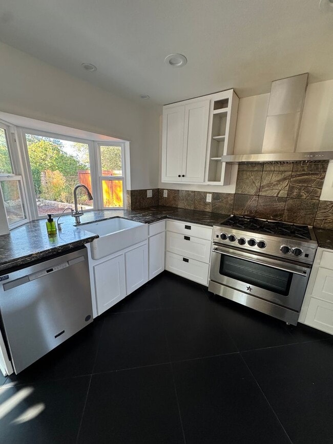 Building Photo - Comfort and Community in Thousand Oaks