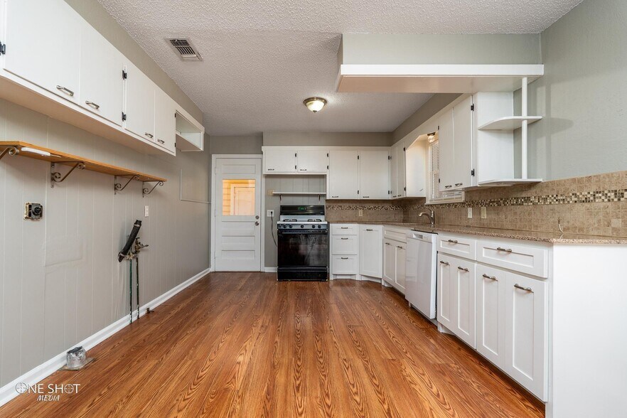 Building Photo - 1002 S San Jose Dr