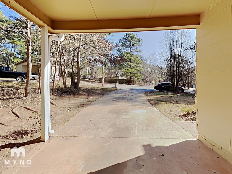 Building Photo - 6100 Shadow Glen Ct SW