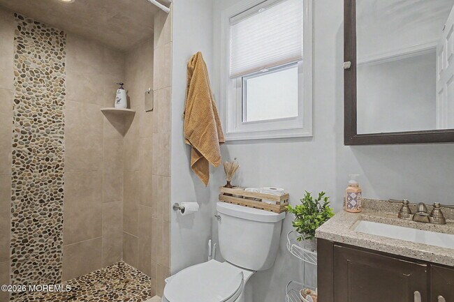 Building Photo - 10 Center St