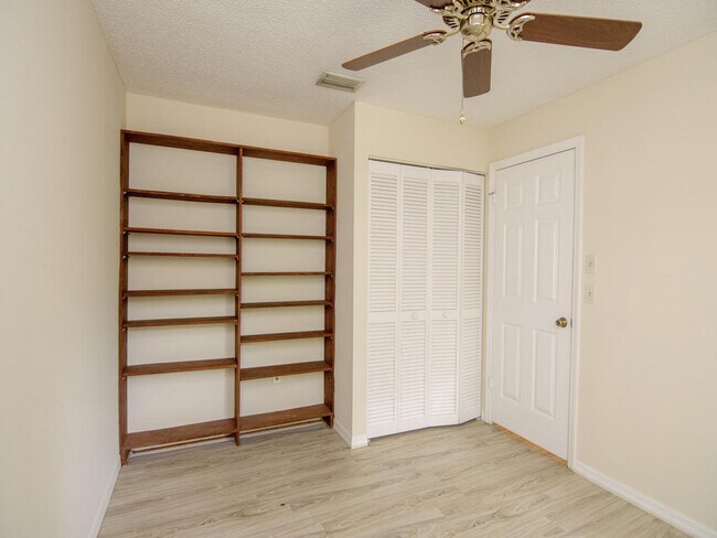 Building Photo - 915 Marigold Ln