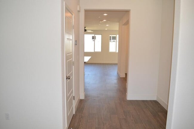 Building Photo - 2465 Pineda Dr