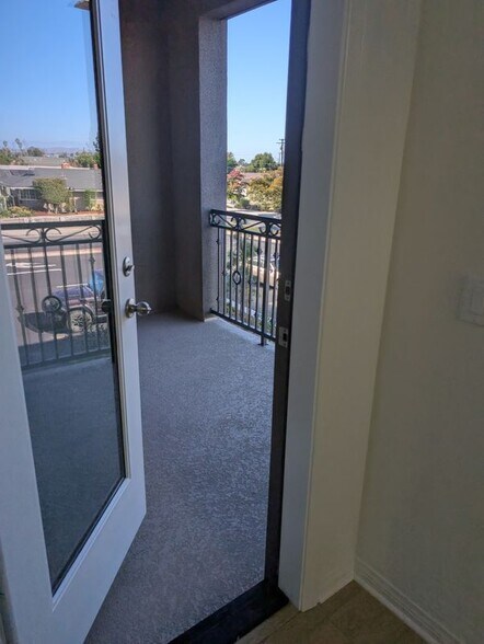 Building Photo - 2430 E Lincoln Ave