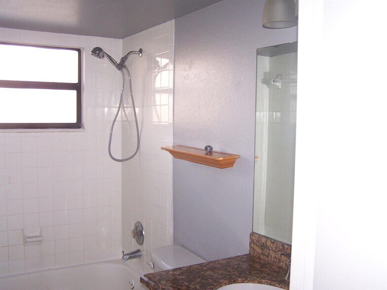 Building Photo - 1447 Lake Crystal Dr