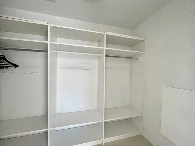 Building Photo - 9940 W Bay Harbor Dr