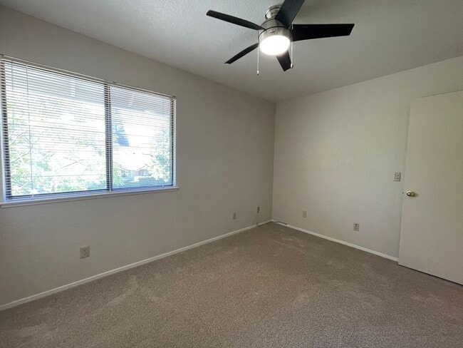 Building Photo - Spacious & Bright 3-Bedroom, 2 and 1/2 Bat...