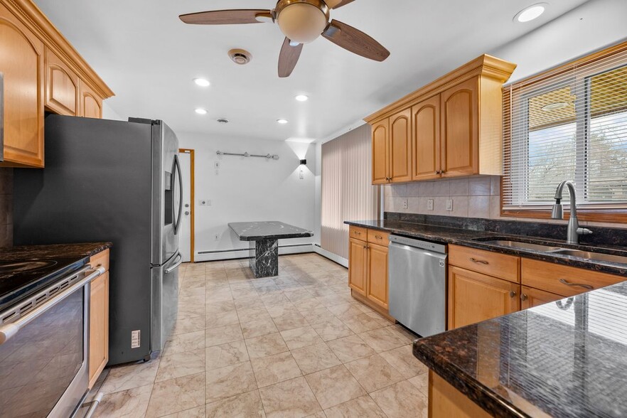 Building Photo - 2616 Douglas Dr