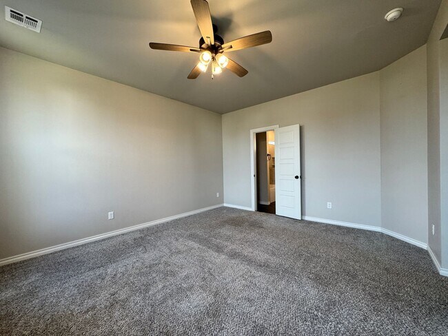 Building Photo - Spacious 3-Bedroom Home with Designer Kitc...