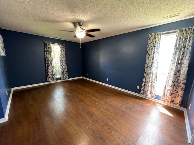 Building Photo - Great family home
