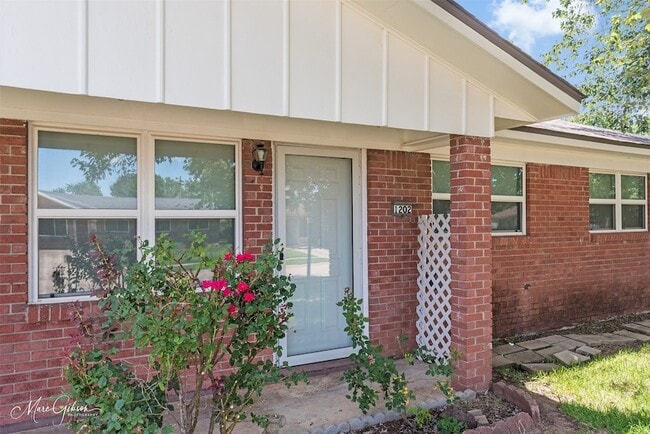 Building Photo - 1202 Wisteria St