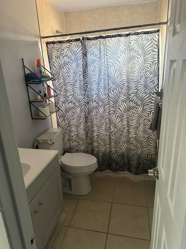 Building Photo - 38603 Naomi Ave