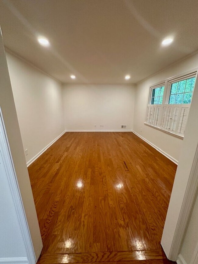 Building Photo - Renovated 5BR Home Minutes from Downtown Columbia | Two Full Kitchens + Fenced Yard ~ Available M...