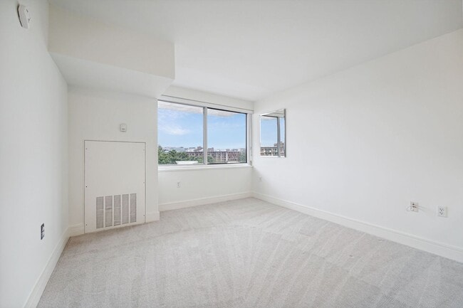 Building Photo - Concierge Building! Available Now! Electri...