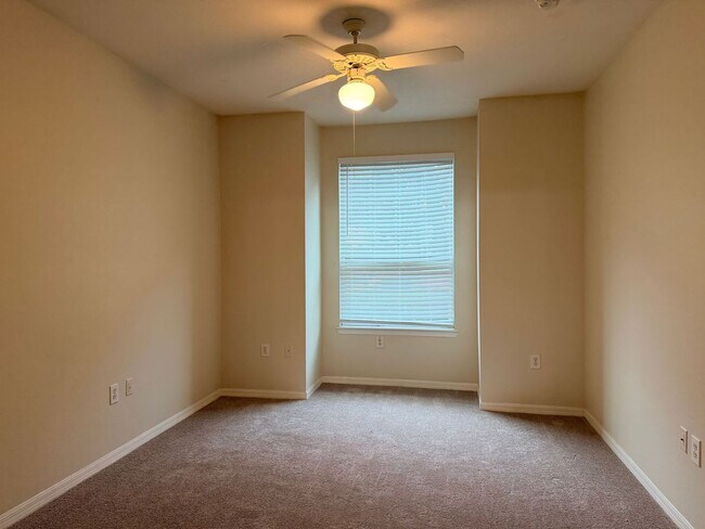 Building Photo - 2025 Erving Cir