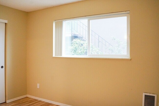 Building Photo - Sunny & Bright 1st Floor 1-Bed w Dishwasher & Parking!