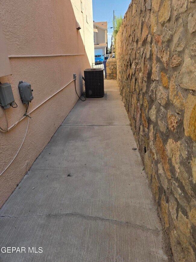 Building Photo - 3717 Hubble Dr