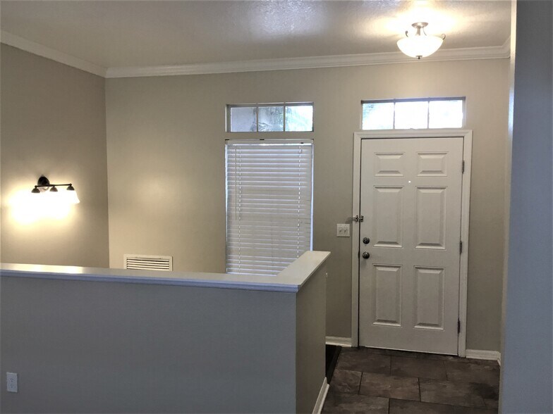 Building Photo - 1520 Presidio Dr